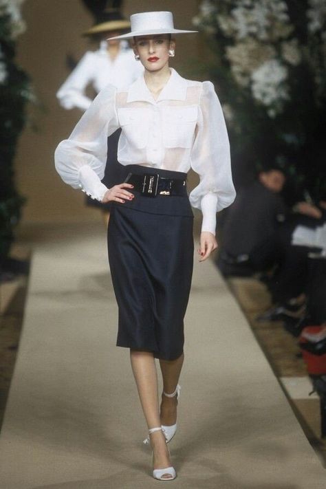 Fashion Decades, Simplicity Fashion, 90s Runway Fashion, 사진 촬영 포즈, 1990s Fashion, Fashion Design Clothes, Couture Collection, Looks Vintage, Elegant Outfit