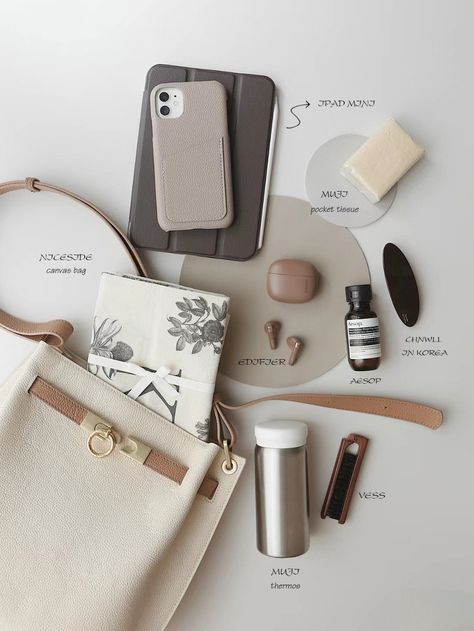 Everyday Bag Essentials, Scandi Fashion, My Style Bags, Inside My Bag, Purse Essentials, Handbag Essentials, What In My Bag, Bag Essentials, Essential Bag