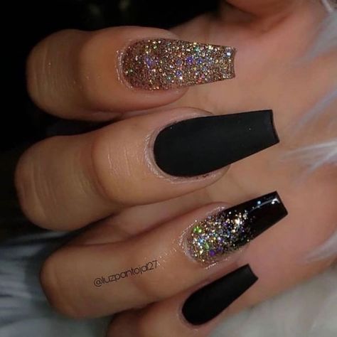 NailFetishh ✨ on Instagram: “I’m Going Down Tonight🤪 • 1,2,3,4 or 5? Which ones do you prefer?👇🏼 📸: via @unasplease” Black Gold Nails, Black Nails With Glitter, Nails With Glitter, Black Coffin Nails, Ombre Nails Glitter, Winter Nails Acrylic, Black Nail, Winter Nail Designs, Acrylic Nails Coffin