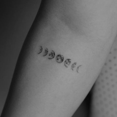 Waning Gibbous Moon Tattoo Minimalist, Moon Tattoo Ribs, Moonphase Tattoo, Aus Tattoo, Tattoo Moon Phases, Ad Meliora, Moon Cycle Tattoo, Third Eye Tattoos, Moon Phases Tattoo