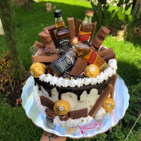 #Pastel #Botellitas #jackdaniel #JhonnieWalker #whisky #fiesta #botellas #cumpleaños #kinder #chocolate Chocolates, Birthday Cake, Pastel, Bar, Cake, Birthday