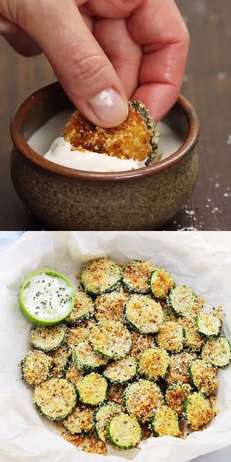 Baked Garlic Parmesan Zucchini Chips – Crispy and flavorful baked zucchini chips covered in seasoned panko bread crumbs with garlic and Parmesan. #zucchini #chips #healthyrecipes Garlic Parmesan Zucchini, Baked Zucchini Chips, Parmesan Zucchini Chips, Baked Zucchini, Meatless Recipes, Zucchini Chips, Parmesan Zucchini, Baked Garlic, Makanan Diet