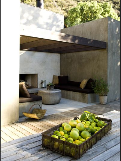 Outside courtyard Wooden Deck, Outdoor Entertaining Spaces, Casa Exterior, Outside Living, Terrace Design, Outdoor Inspirations, Rooftop Terrace, Style At Home, Outdoor Areas