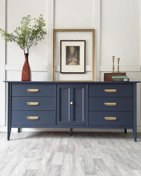 Beth West-Colorful Furniture Refinishing & Interior Design on Instagram: "☀️🌷☀️It’s now week 192 of the #RefinishedFurnitureTour!⁣⁣⁣⁣  ⁣Transforming my dresser into a timeless beauty with navy and gold accents ✨ You can never go wrong with this classic color combo! Paint color: Inkwell by @wiseowlpaint   We hope you will join us to connect with new artists and get inspired to refinish and style your furniture in unique ways!⁣⁣⁣⁣ ⁣ Here’s how to join!⁣⁣⁣⁣ ⁣ 🎨 1. Follow Our Hosts:⁣⁣⁣⁣ ⁣⁣⁣⁣⁣⁣⁣⁣⁣ @re.picks @dlmdesign1  @houseoftayloratx   And Guest Hosts:   @remadebyrobin @rosejoydesignsnc @statementdesignsllc @the.makecollective @vintagefurniturerevivalsnz @aestheticalterations @appaloosa___artisans @revivedcreationsbyautumn  🎨 2. Follow the hashtag #RefinishedFurnitureTour⁣⁣⁣⁣ ⁣ 🎨 3. Fol Navy Blue Dresser Bedroom, Dresser Staging, Navy Painted Furniture, Navy Dresser, Navy Blue Dresser, Dresser In Living Room, Navy Paint, Blue Dresser, Furniture Refinishing