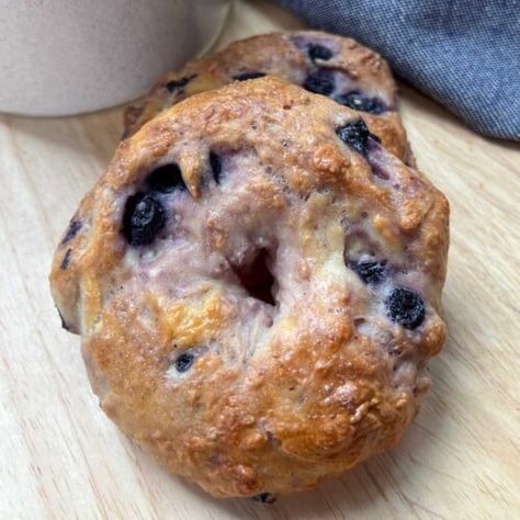 High Protein Blueberry Bagels - Healthy Fitness Meals Protein Bagels, Blueberry Bagels, Protein Blueberry, Healthy High Protein Breakfast, Blueberry Bagel, Easy Breakfast Options, Fitness Meals, Breakfast Bagel, Healthy Fitness Meals