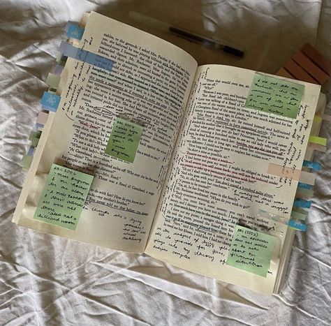 Messy Book Annotation, Book Annotation Aesthetic, Annotations Aesthetic, Messy Books, Messy Journal, Book Annotating, Business University, Sticky Notes Book, Annotating Books