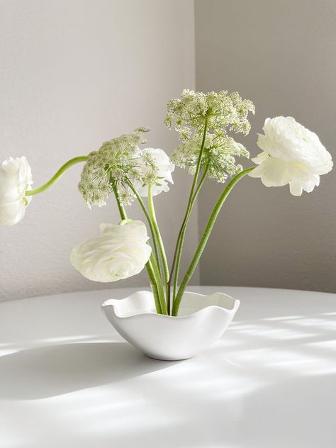 Ikebana White Flower Arrangement, Modern White Wedding Bouquet, Ikebana Flower Arrangement Wedding, White Ikebana, Wedding Ceremony Floral Arch, Round Wedding Tables, White Flower Arrangements, Tulip Wedding, Ikebana Arrangements