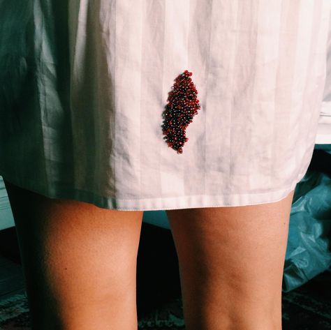 Twenty-two-year-old Lili Murphy-Johnson creates bejeweled maxi pads and menstrual stains to celebrate your monthly bleed. Menstruation Art, Maxi Pads, Maxi Pad, Harley Quinn Cosplay, Graphic Tee Design, Themed Jewelry, Read News, Fine Fabric, Dainty Jewelry