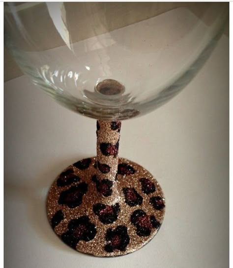 Love this!! Wine Glass Glitter, Diy Snowman Decorations, Wine Glass Decor, Diy Wine Glasses, Decorated Wine Glasses, Glitter Glasses, Glass Glitter, Diy Snowman, Painted Glasses