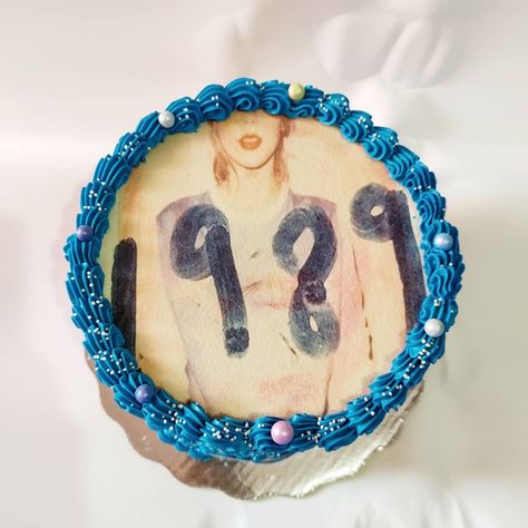 Pastel inspirado en la portada del disco 1989.
Sabor red velvet 1989 Birthday Cake Taylor Swift, 1989 Cake Ideas, Taylor Swift Cake Ideas Birthday 1989, Taylor Swift Birthday Cake 1989, 1989 Birthday Cake, 1989 Cake Taylor Swift, 1989 Taylor Swift Birthday Theme, 1989 Cake, Taylor Swift Themed Cake