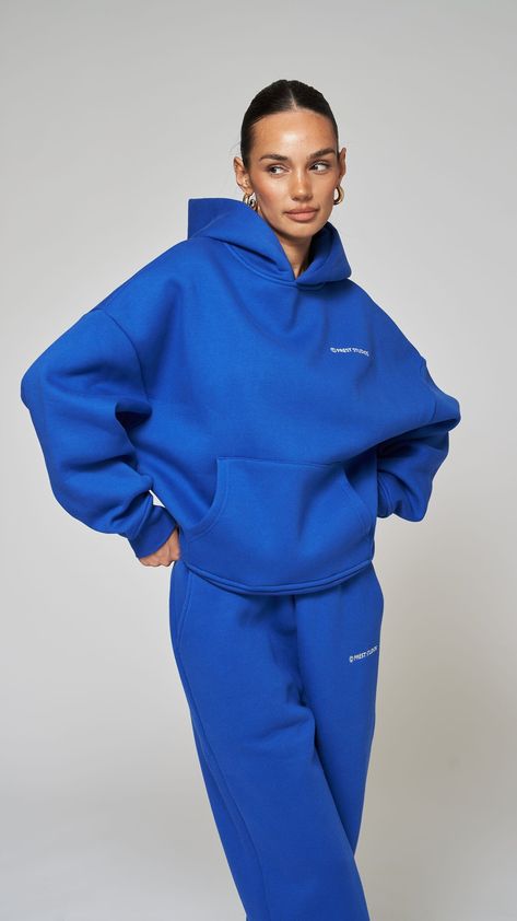 Blue Tracksuit Outfit, Hoodie Photoshoot, Casual Sweatpants Outfit, Royal Blue Hoodie, Oversize Outfit, Blue Tracksuit, Tracksuit Outfit, Sweatpants Outfit, Hoodie And Sweatpants