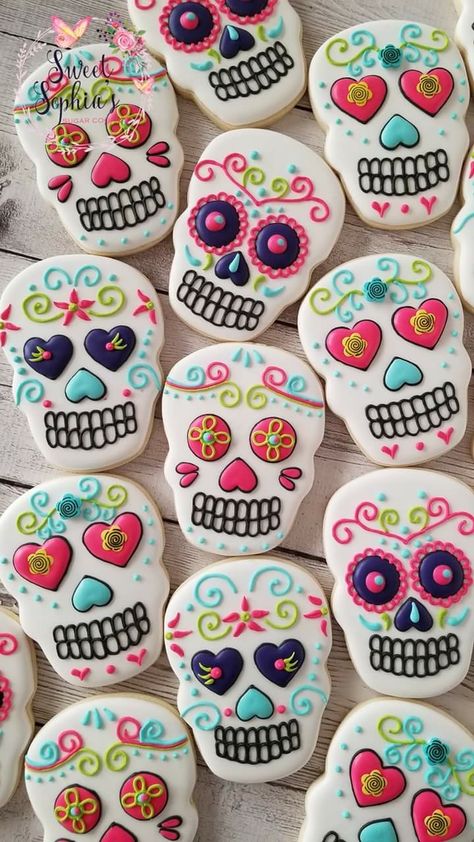 Sugar Skull Cookies Royal Icing, Day Of The Dead Sugar Cookies, Skull Cookies Royal Icing, Sugar Skull Cookies Decorated, Skull Cookies Decorated, Skull Cookie Decorating, Sugar Skull Cookies, Halloween Sugar Cookies Decorated, Den Mrtvých