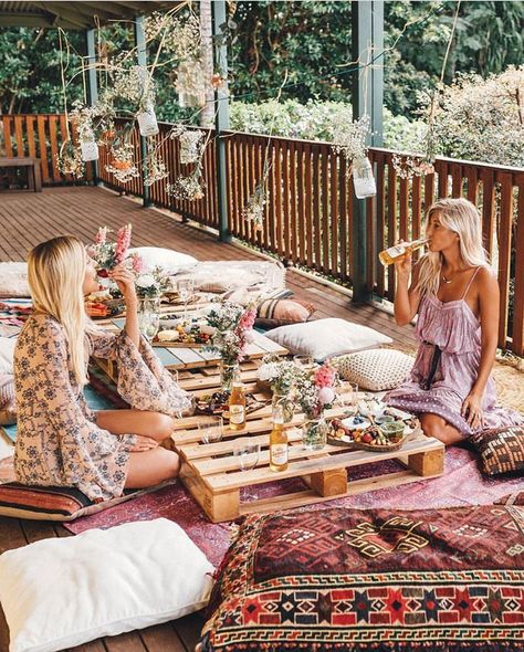 This picture is enough to make you feel inspired by the boho style. Use wooden crates and cushions to create a relaxing seating area which makes eating and drinking with your loved ones even more special! Crate Seats, Diy Wooden Crate, Crate Bookshelf, Deco Champetre, Boho Picnic, Boho Party, Floor Seating, Bohol, Picnic Party