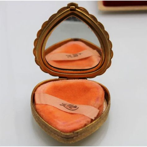 vintage compact Vintage Compact Makeup, Vintage Makeup Compact, Vintage Makeup 1920s, Vintage Makeup Products, 1950’s Aesthetic, 1920 Makeup, Antique Makeup, Vintage Compact Mirror, Vintage Trinkets