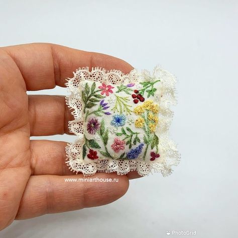 Miniature Embroidery, Dolls House Interiors, Embroidery Supplies, Dollhouse Decor, Etsy Instagram, Barbie Furniture, Dollhouse Accessories, Embroidered Pillow, Embroidery And Stitching