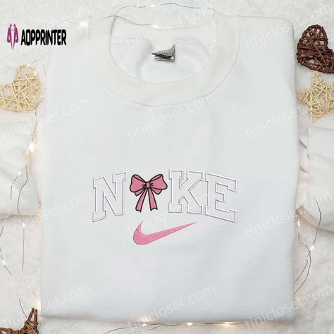 Introducing the Pink Coquette Bow x Nike Embroidered Shirt, a playful fusion of style and comfort. This exquisite shirt features Cute Custom Nike Hoodies, Nike Sweatshirts Embroidery, Nike Iron On Sweatshirt, Homemade Nike Sweatshirt, Embroidery Nike Designs, Cute Nike Hoodies, Diy Nike Sweatshirt Iron On Patches, Nike Sweatshirts Diy, Diy Nike Sweatshirt