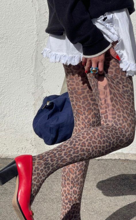 Animal Print Tights Outfit, Leopard Print Tights, Funky Tights, Thrift Style, Print Tights, Vintage Thrift, Mode Inspo, Mode Vintage, Look At You