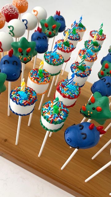 Dinosaur Cake Pops Boys, Dino Cake Pops, Dinosaur Cake Pops, Dino Cake, Cake Pop Decorating, Pop Ideas, Dinosaur Themed Birthday Party, Cake Pop Recipe, Dinosaur Cake