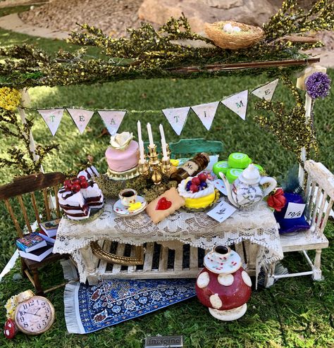 Miniature Tea Party, Alice In Wonderland Miniature Scene, Miniature Alice In Wonderland, Alice In Wonderland Dollhouse, Alice In Wonderland Miniatures, Alice In Wonderland Tea Party Scene, Alice In Wonderland Scenes, Wonderland House, Terrarium Inspiration