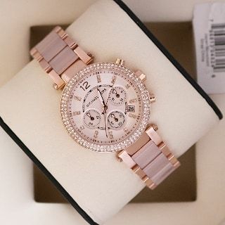 🌟 Michael Kors Pink Chronograph Available & Ready to ship today 🌟 # Michael Kors # For Her # Original Model # MK5896 # Feature-Working… Michael Kors Watches, Wrist Watch For Women, Louis Vuitton Bracelet, Pretty Watches, Trendy Watches, Cute Watches, Watches Luxury, Fashion Eye Glasses, Watch For Women