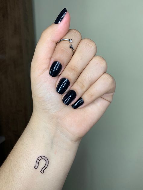 Tatuagem ferradura delicada Shoe Tattoo, Horse Shoe Tattoo, Horse Tattoo Design, Shamrock Tattoos, Cowgirl Tattoos, Shoe Tattoos, Horse Tattoo, Discreet Tattoos, Dainty Tattoos