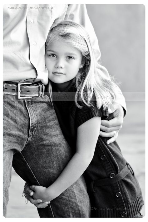 Father Daughter Poses, Father Daughter Pictures, Father Daughter Photos, Daughter Photo Ideas, Father Daughter Photography, Foto Poses, Dad Daughter, Family Photo Outfits, Family Posing