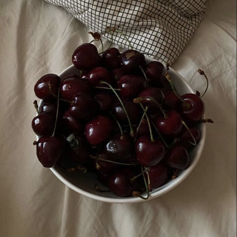 Red Lana Del Rey, Cherry Baby, Summer Cherries, Cherry Wine, Food L, Romantic Dinners, Candy Apples, Cherry Red, Cute Food