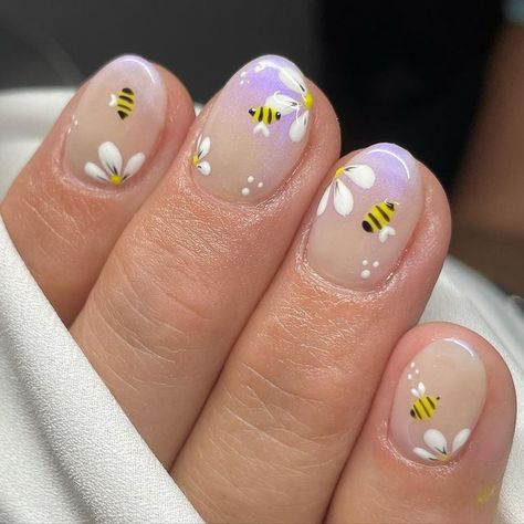 Bumble Bee Nails, Daisy Nail Art, Bee Nails, Liner Brush, Daisy Nails, Sweater Nails, Disney Nails, Spring Nail Art, Get Nails