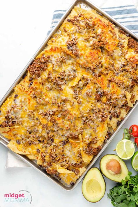 Nachos In Oven, Shawarma Recipes, Ground Beef Nachos, Loaded Nachos Recipe, Nachos Recipe Beef, Sheet Pan Nachos, Pan Nachos, Bean Nachos, Nachos Ingredients