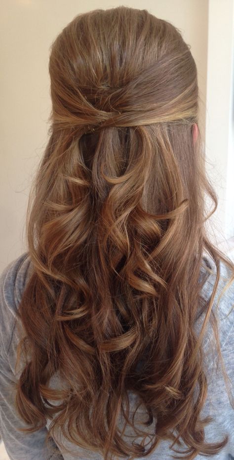 Beautiful half-up More Office Hair, Office Hairstyles, Simple Bridesmaid Hair, Hair Fixing, Curly Wedding Hair, Cute Curly Hairstyles, Bridesmaid Hair Half Up, Wedding Hair Down, Bridesmaid Hair Updo