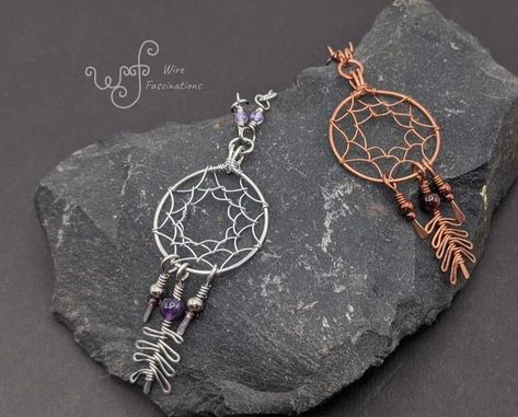 Wire Wrapped Feather, Simple Pendant Necklace, Crochet Pendant, Dreamcatcher Pendant, Pendant Ideas, Wire Jewelery, Necklace Crochet, Simple Pendant, Pendant Necklace Simple