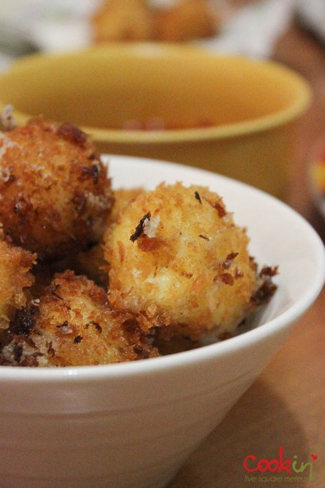 Deep Fried Mozzarella Balls, Fried Mozzarella Balls, Mozarella Balls, Ideas For Christmas Dinner, Mozzarella Balls Recipe, Marinara Dip, Hamburger Rolls, Fried Mozzarella, Mozzarella Balls