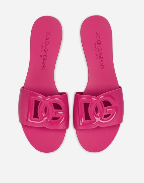 Find DOLCE & GABBANA Badepantolette Aus Gummi on Editorialist. Rubber beach slides with DG logo: Fuchsia Rubber sole with embossed logo Made in Italy Dolce And Gabbana Sandals, White Slides Sandals, Luxury Slides, Pink Slides, White Slides, Dg Logo, Beach Slides, Versace Outfit, Footwear Design Women