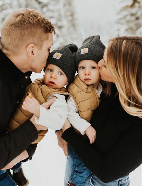 Family Christmas Pictures With Twins, Winter Family Of 4 Photoshoot, Big Family Winter Photoshoot, Winter Family Pictures Outdoor, Winter Family Session, Twin Family Photoshoot, Snow Family Photoshoot, Snow Family Photos, Snow Family Pictures