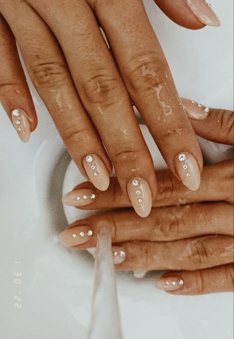 White Euphoria Nails, Sydney Sweeney Nails, Acrylic Nails Euphoria, Cassie Howard Nails, Cassie Nails Euphoria, Cassie Euphoria Nails, Euphoria Nails Ideas, Cassie Nails, Euphoria Cassie