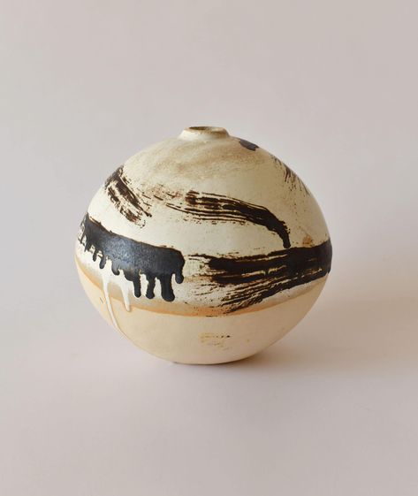 "As you will see this orb vase is not perfect, in the artistic ceramics in these imperfections is its beauty, we like the pieces that are not totally symmetrical, drips of glaze even in some pieces some cracks, all this differentiates us from the Ikea vases. -Art ceramic vases- This piece is part of the \"Art ceramic vases\". Spherical shapes with artistic brushstrokes of glaze or poured glaze where in some you can see the colour of the background mud. Some pieces may show traces of my fingers w Round Ceramic Vase, Abstract Pottery Painting, Glaze Designs, Glazing Inspiration, Ceramic Aesthetic, Moon Jars, Artistic Ceramics, Ikea Vases, Artistic Pottery