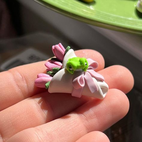 Polymer Clay Tulip, Clay Tulip, Fimo Ideas, Clay Keychain, Lavender Aesthetic, Tulip Bouquet, Cute Clay, Tulips Flowers, Clay Charms