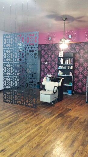 Hair salon shampoo area room divider. Salon Room Divider, Hair Salon Shampoo Area, Salon Shampoo Area, Salon Layout, Circle Project, Beauty Bar Salon, Salon Designs, Cold Hair, Hair Saloon