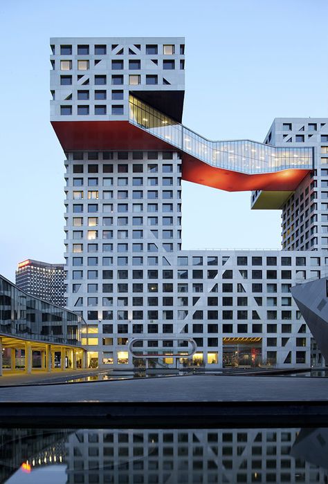 Linked Hybrid by Steven Holl Architects is a great example of how to connect tall buildings. The simple geometric forms are linked by an outside anomaly of the bridge. Seen in the windows are angled forms that express the structure contained within. The use of water shows again that reflections are a powerful emphasizing tool. Steven Holl Architecture, Urban Habitat, Steven Holl, Unusual Buildings, Tall Buildings, Renzo Piano, Interesting Buildings, Amazing Buildings, Unique Buildings