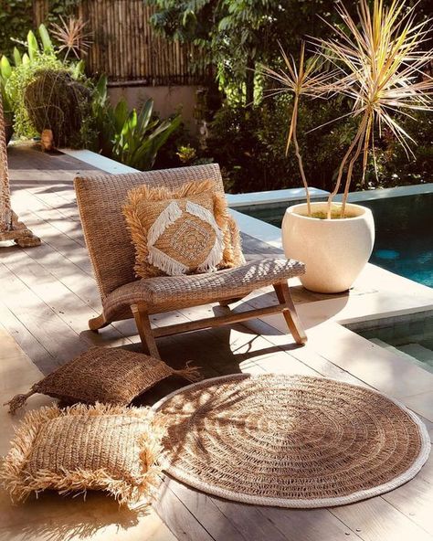 Inspiration : 15 tendances déco venues tout droit de Bali Beach Houses Architecture, Bali Furniture, Bali Decor, Bali Garden, Tiny Loft, Bali House, House Beach, Boho Deco, Beach House Design