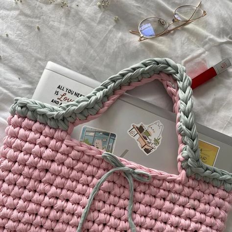 Crochet Laptop Bags, Crochet Bag For Laptop, Crochet Briefcase, Crochet Laptop Bag, Laptop Cover Crochet, Crochet Laptop Sleeve Aesthetic, Pink Crochet Bag, Pink Crochet, Laptop Bag