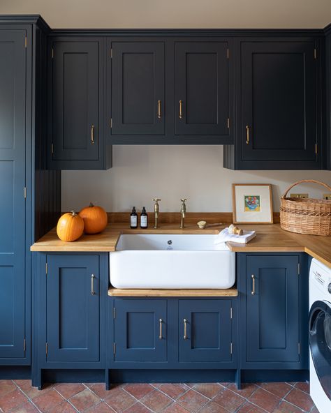 Dark Blue Kitchen, Utility Room Ideas, Kitchen Cupboard Colours, Kitchen Oak, Cupboard Colors, Oak Worktop, Laundry Room Organization Storage, Update Kitchen Cabinets, Oak Worktops