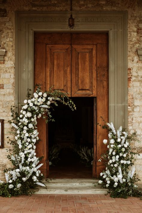 Ceremony Decorations Church, Wedding Church Decor, Catholic Wedding Ceremony, Church Wedding Flowers, Tuscan Countryside, Church Wedding Decorations, Tuscan Wedding, Church Flowers, Catholic Wedding