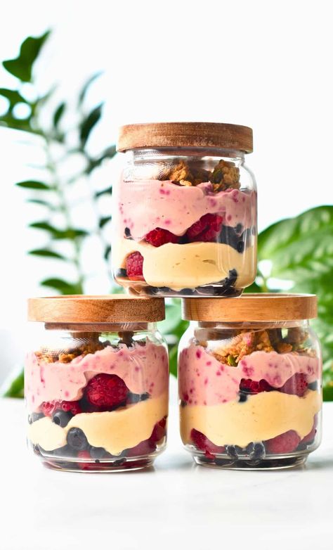 This High Protein Yogurt Parfait is a simple, creamy, plant-based dessert that brings almost 27g of protein in only 15 minutes! Low Calorie Protein Shake, Low Calorie Shakes, Yogurt Dessert Recipes, High Protein Granola, Conscious Plant Kitchen, Breakfast Shakes Protein, High Protein Yogurt, Protein Dessert, Protein Cookie Dough