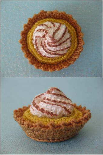 Lemon Meringue Tart Crochet Pattern Dinette Cake, Crochet Cakes, Crocheted Food, Desserts Lemon, Knitted Food, Cake Crochet, Meringue Tart, Amigurumi Food, Food Crochet