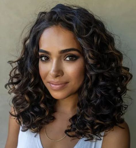 Black Hair With Brown Highlights, Layered Curly Haircuts, Dark Curly Hair, Fine Curly Hair, Natural Curly Hair Cuts, Layered Curly Hair, Bob Haircut Curly, Brown Curly Hair, Black Hair With Highlights