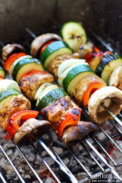 35 fantastic camping recipes! Foil packet meals, dutch oven dinners, campfire recipes, camping desserts and more! Vegetable Kebabs, Camping Food List, Healthy Camping Food, Vegetable Kabobs, Foil Packet Dinners, Chicken Skewer Recipe, Best Camping Meals, Camping Foods, Camping Desserts