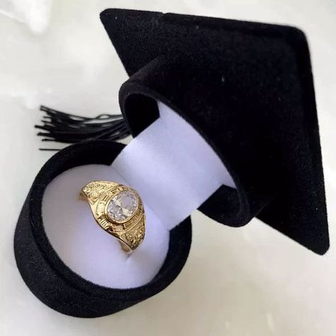 Contamos con diferentes diseños de anillos de graduación🎓💫 Aparta el tuyo con el 20% del costo del anillo y paga cómodamente en pagos🫶🏻 Ordena o pasa por el tuyo a nuestra sucursal.🛍️ 📍Rosarito BC, Col. Mazatlán. 🚚Entregas en Tijuana BC y Rosarito BC. #joyeriaolympia #anillos #anillosdecompromiso #anillosplata #anillosdeboda #anilloshombre #ᴀɴɪʟʟᴏs #tijuana #tijuanabc #anilloshombre #anillosmujer #plata925 #joyeriaolympia #anillopromesa #preciososanillos #hermosoanillo #anillospromesa #an...