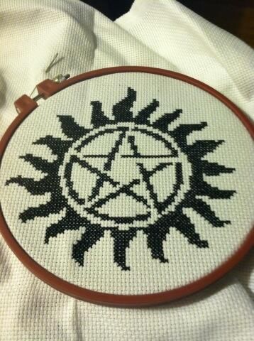 Anti Demon Possession Cross stitch. Sam and Dean Supernatural Supernatural Crochet, Supernatural Cross Stitch, Nerdy Embroidery, Sam And Dean Supernatural, Demon Possession, Dean Supernatural, Supernatural Merchandise, Cross Stitch Silhouette, Sam And Dean