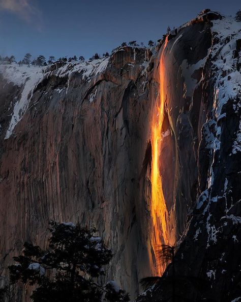 Time is running out to catch this year's "firefall" at Yosemite National Park! For a short time every February, the sun hits the water just… Fall California, Horsetail Falls, John Muir Trail, Yosemite Falls, John Muir, Natural Phenomena, Yosemite National, Yosemite National Park, Travel Fun